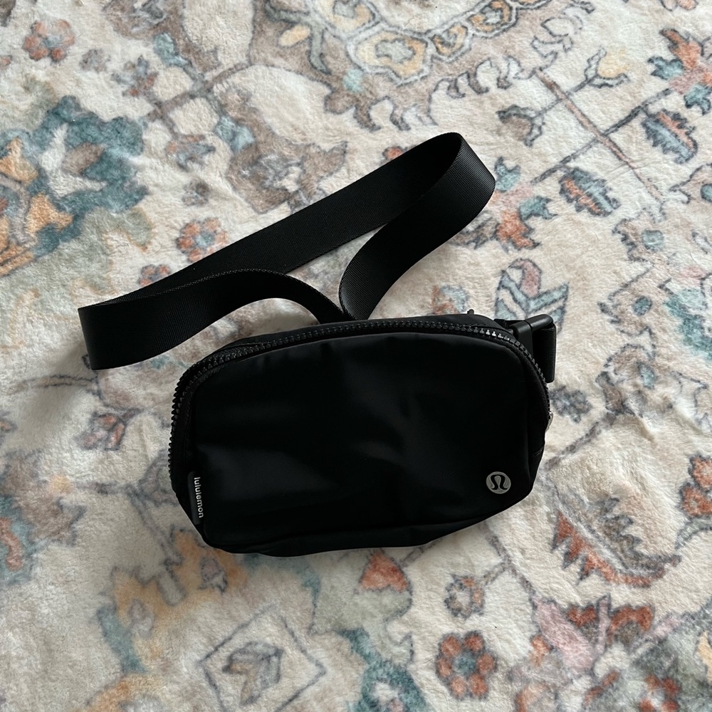 Lululemon Black 1L Belt Bag